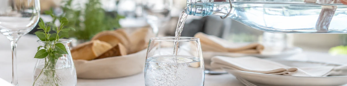 Acqua microfiltrata servita in un bicchiere al tavolo di un ristorante