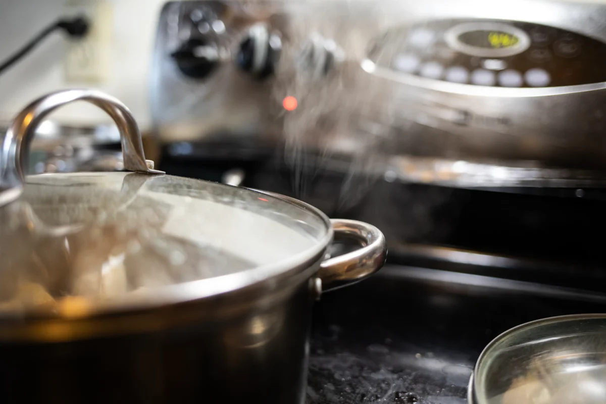 Pentola di acqua che bolle sul fornello della cucina