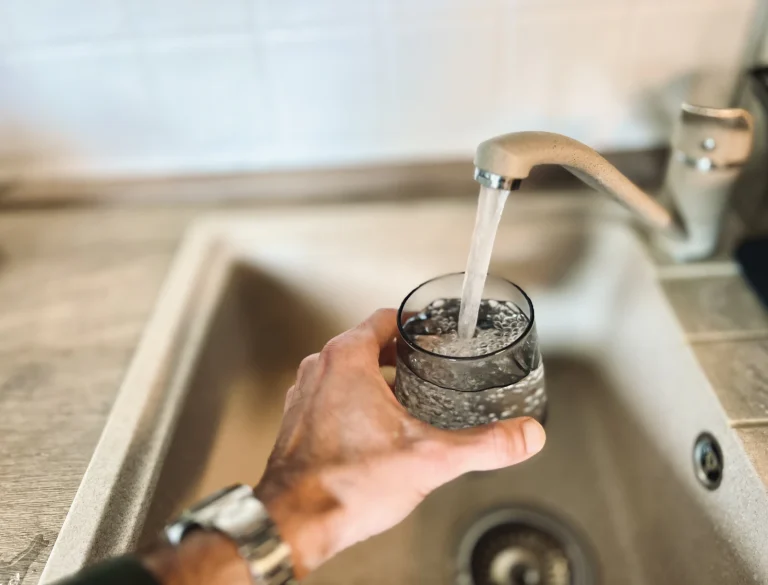 PFAS nell’acqua del rubinetto: cosa cambia con i nuovi limiti e come proteggersi
